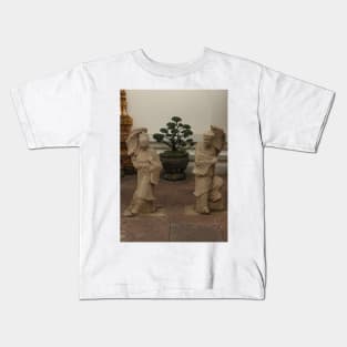 Stone sculptures from Asian woman and man at Wat Pho Buddha temple. 2 Kids T-Shirt